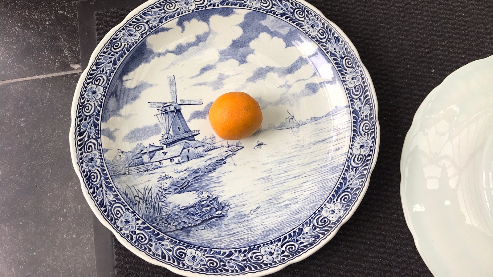 2 grote zware Delft schotels, Ophalen