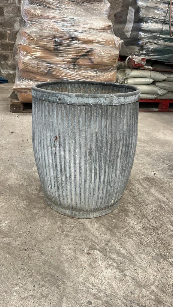 Landelijke metalen bloempot, Ophalen, Zo goed als nieuw