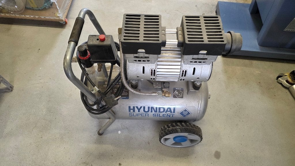 Hyundai Low noise compressor - extreem stil, Doe-het-zelf en Bouw, Compressors, Ophalen, 6 tot 10 bar, Zo goed als nieuw, Minder dan 200 liter/min