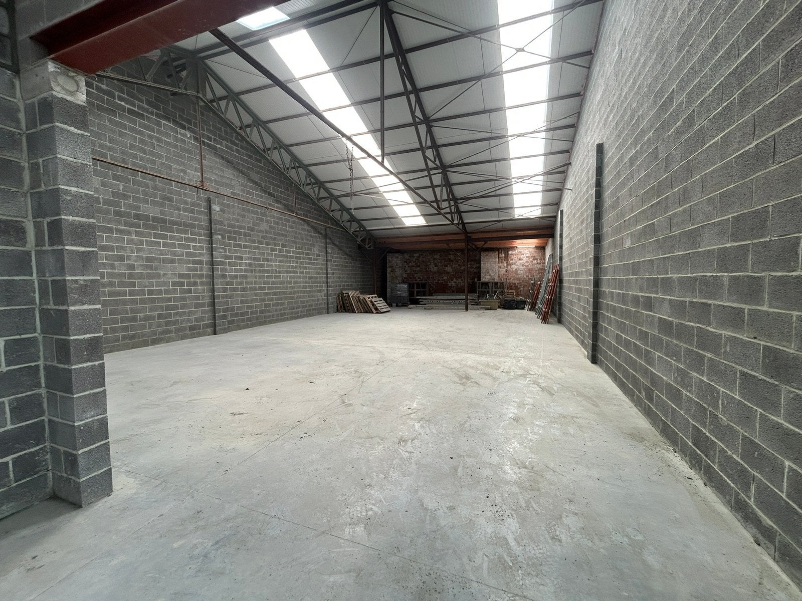 Magazijn 275m2 te huur in Anderlues, Charleroi