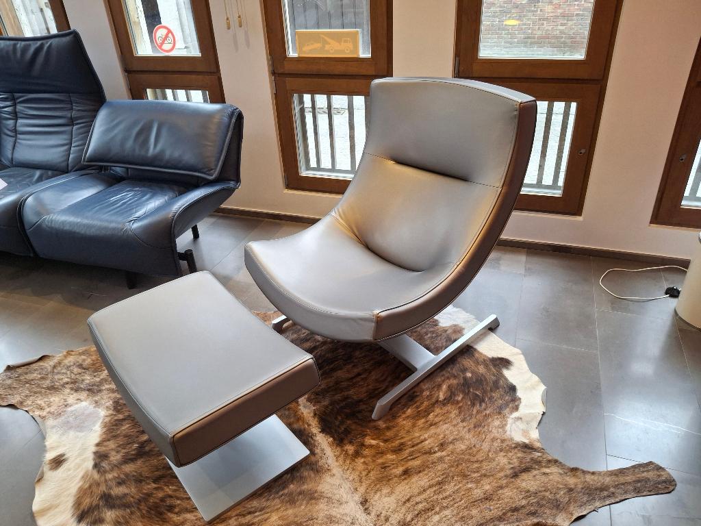 Cassina fauteuil met voetenbank., 75 à 100 cm, Tissus, Comme neuf, Enlèvement
