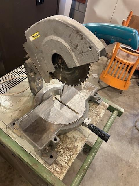 Makita afkortzaag (defect), 70 mm ou plus, Enlèvement, 1200 watts ou plus, Scie à onglet