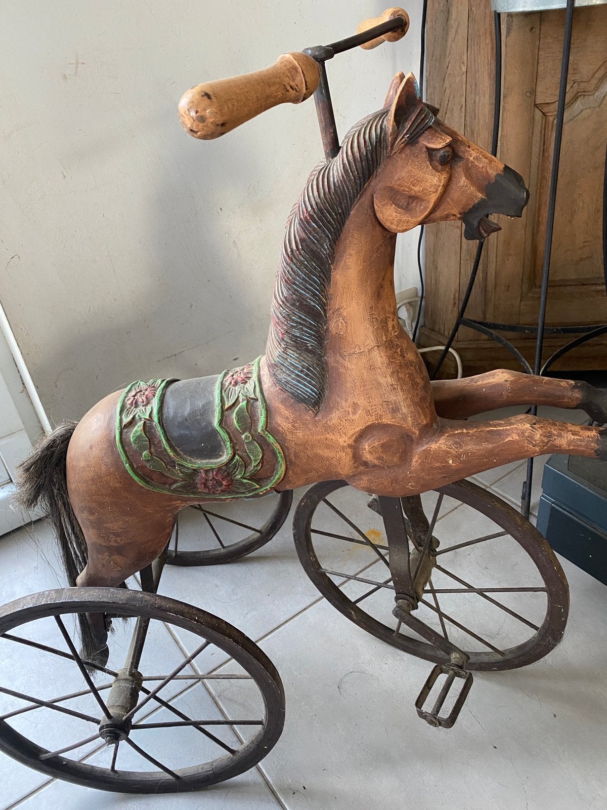 Tricycle en bois, Ophalen