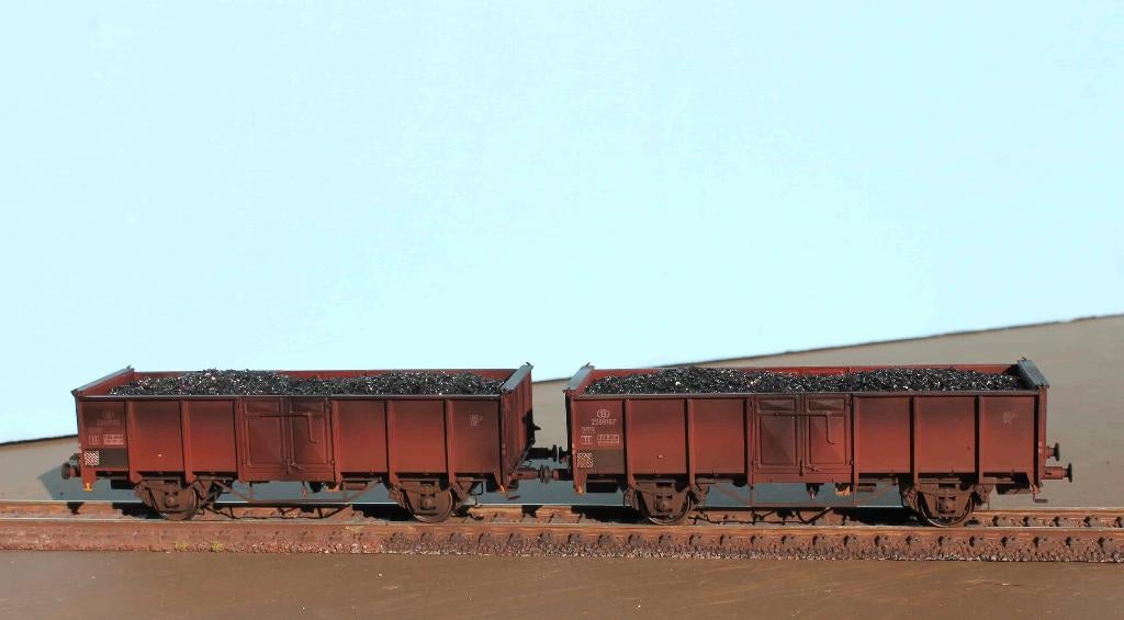 Set avec 2 tombereaux UIC SNCB, avec du véritable charbon, Neuf, Autres marques, Enlèvement ou Envoi, Wagon
