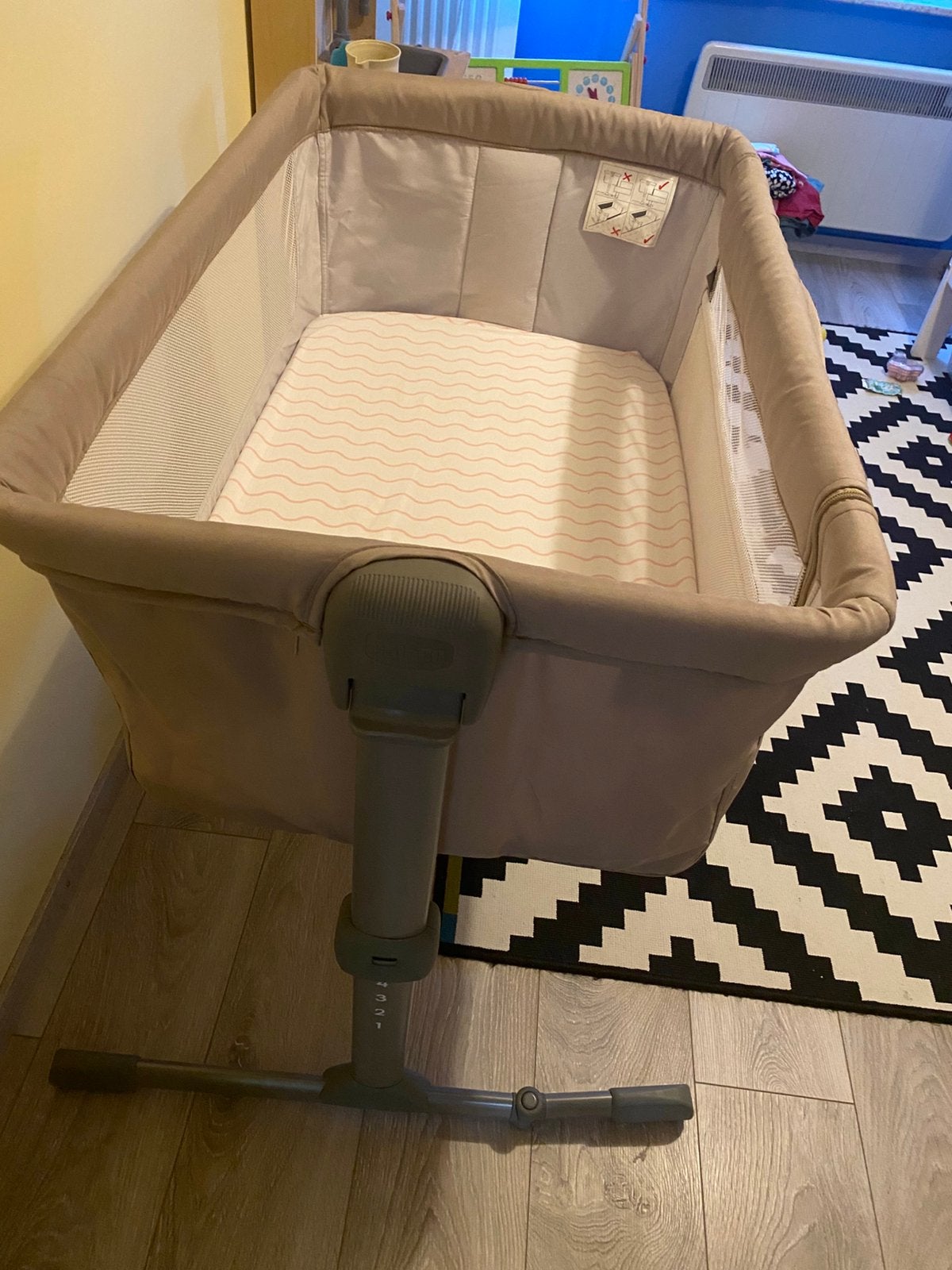 Lit bébé + 3 housses de matelas et 2 imperméables, Enlèvement, Comme neuf, Lit