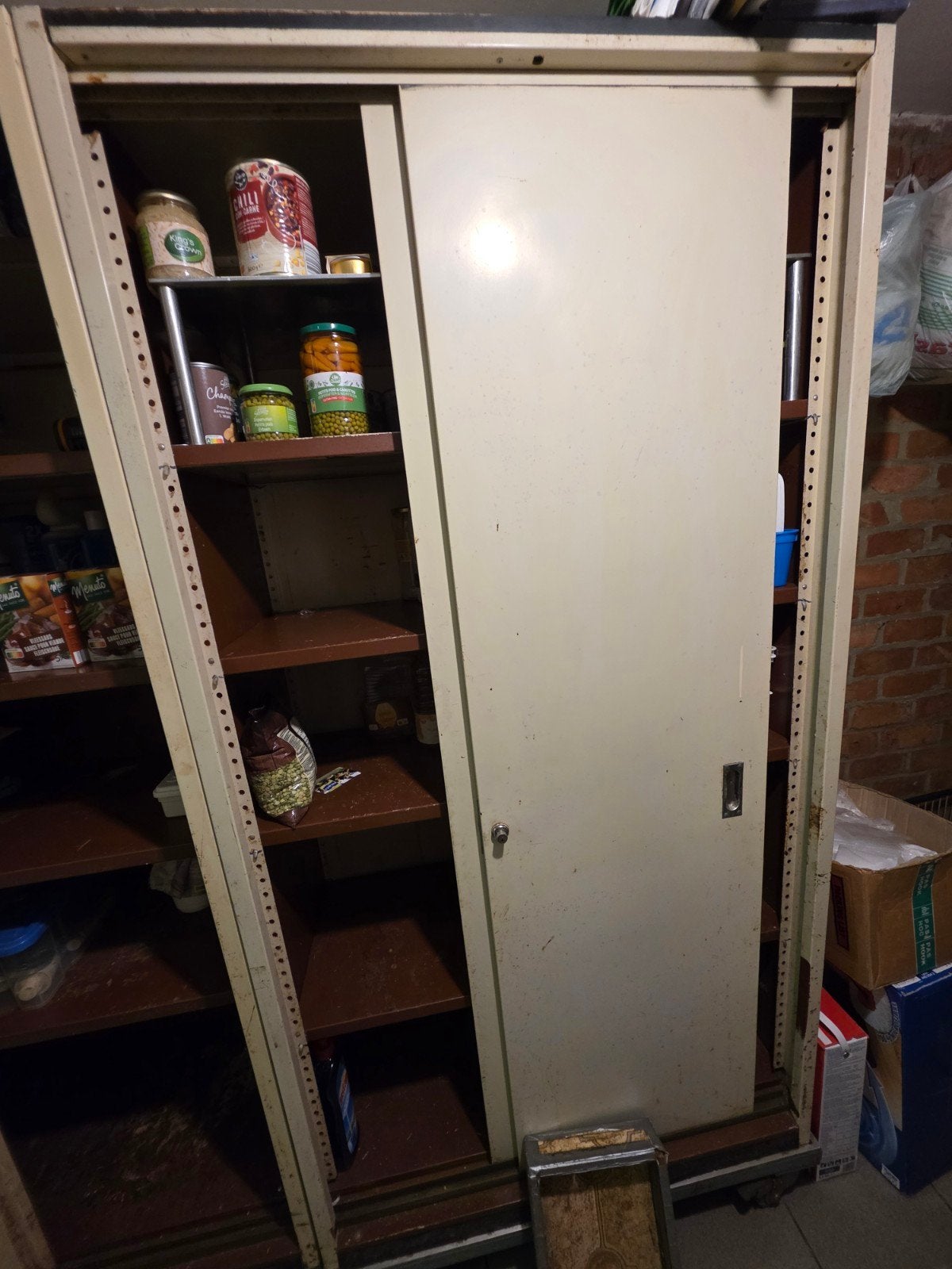3 metalen werk/voorraad kasten, Ophalen