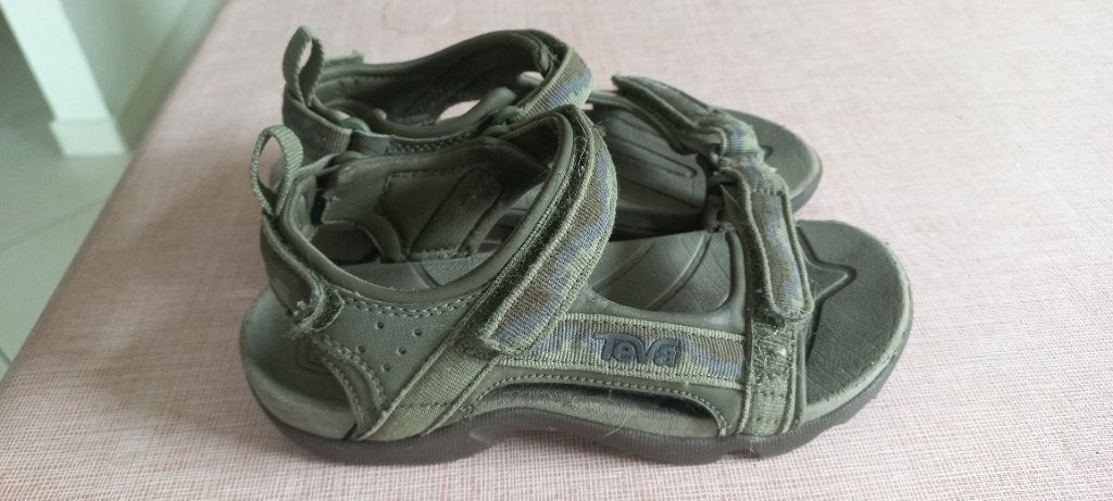 Sandalen Teva maat 33, Garçon ou Fille, Enlèvement, Utilisé, Autres types
