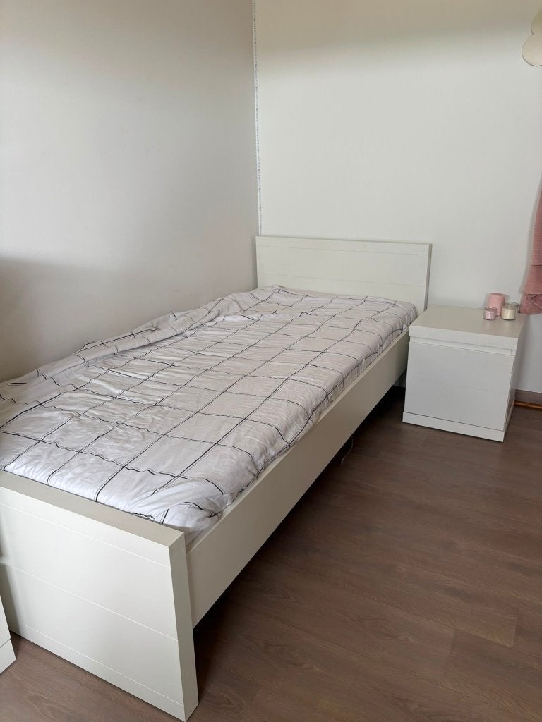 Eenpersoonsbed met nachtkastje en lattenbodem, Huis en Inrichting, Slaapkamer | Bedden, Ophalen, Gebruikt, Eenpersoons, Wit