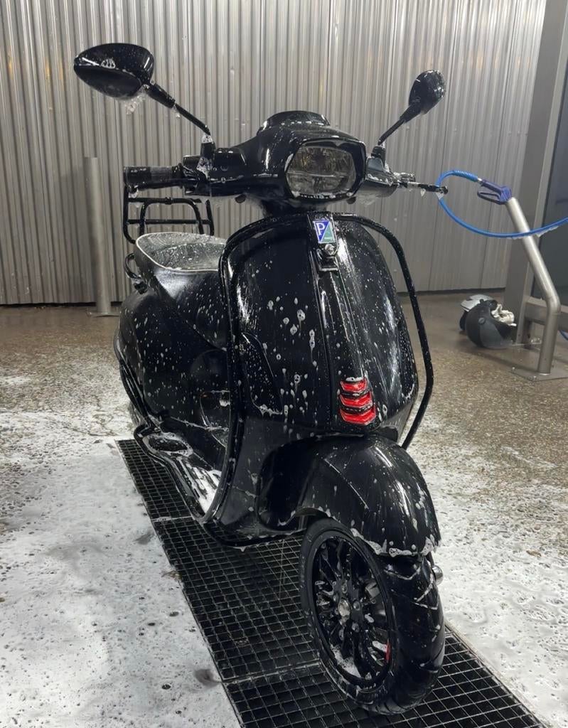 Vespa sprint matzwart, Fietsen en Brommers, Ophalen, Zo goed als nieuw, Benzine, 50 cc