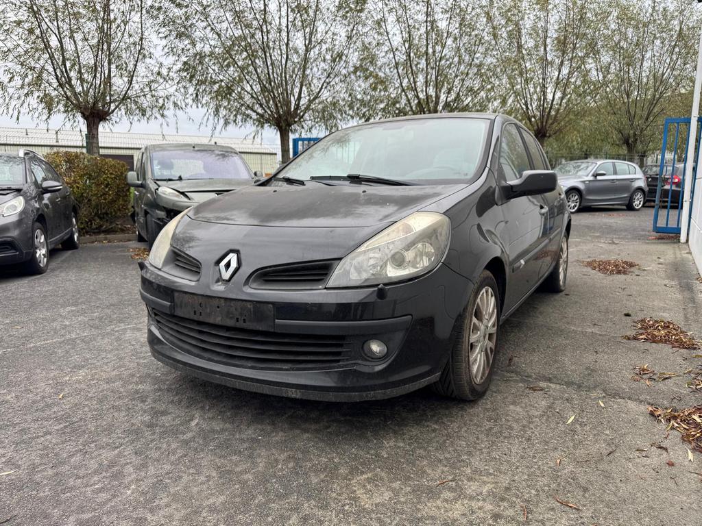Renault Clio 1.1i benzine •export• •handelaar•, Achat, Entreprise, https://public.car-pass.be/vhr/8e2ebd88-1732-47cb-85a4-230349fc153f
