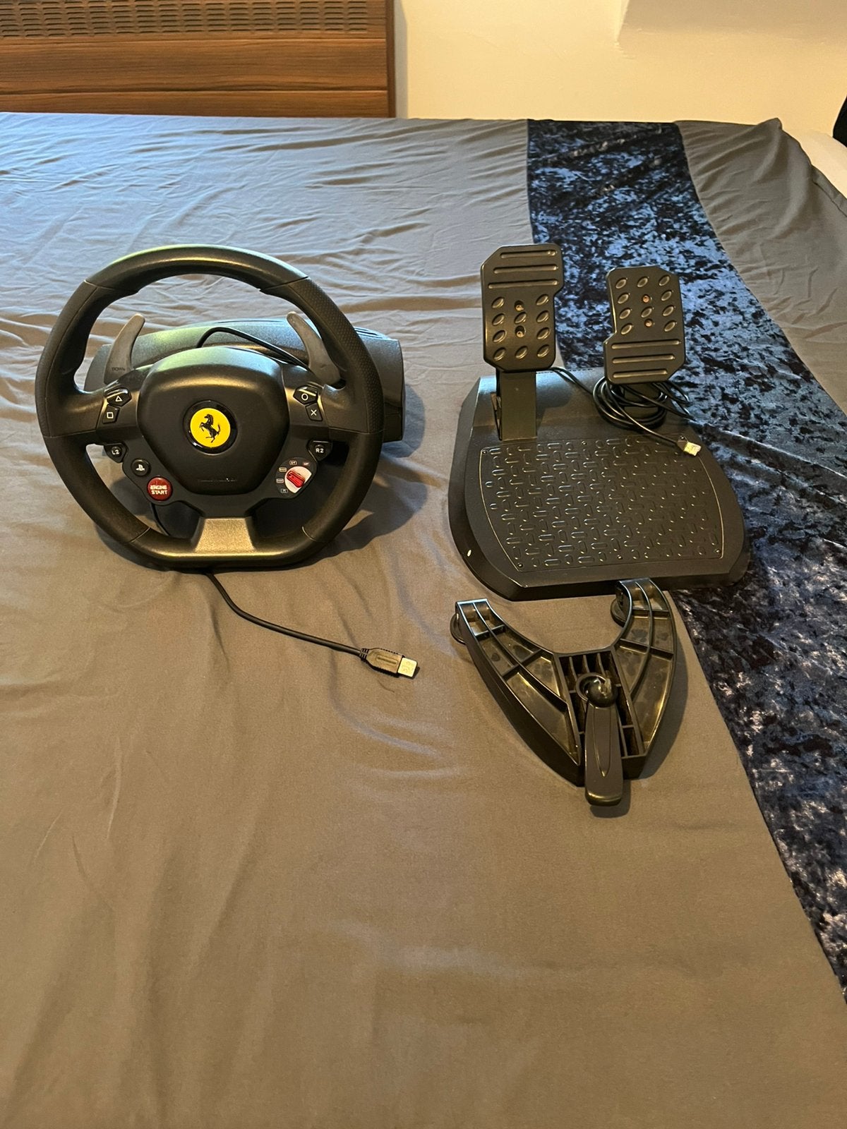 Te koop: Ferrari Racing Stuur + Pedalen – €90, Games en Spelcomputers, Spelcomputers | Xbox | Accessoires, Zo goed als nieuw, Ophalen
