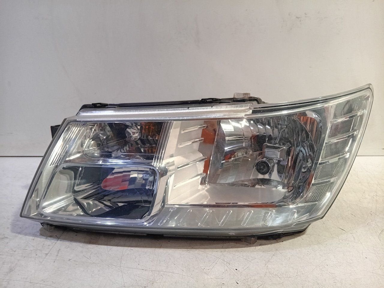 Koplamp links Dodge Journey, Onderdelen@venauto.nl, Van der Ven Autorecycling B.V., Gebruikt, Ettenseweg 76, 4706 PB Roosendaal, The Netherlands