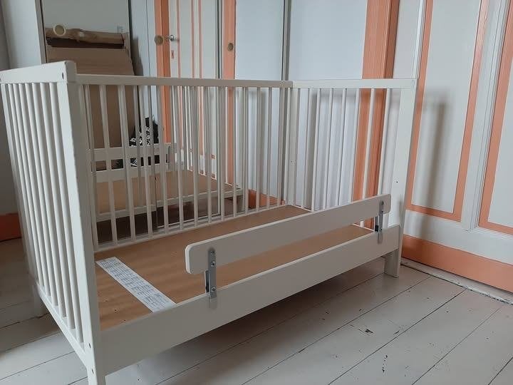 Babybedje IKEA + alle toebehoren, Enfants & Bébés, Chambre d'enfant | Lits, Utilisé, Moins de 140 cm, Moins de 70 cm, Matelas