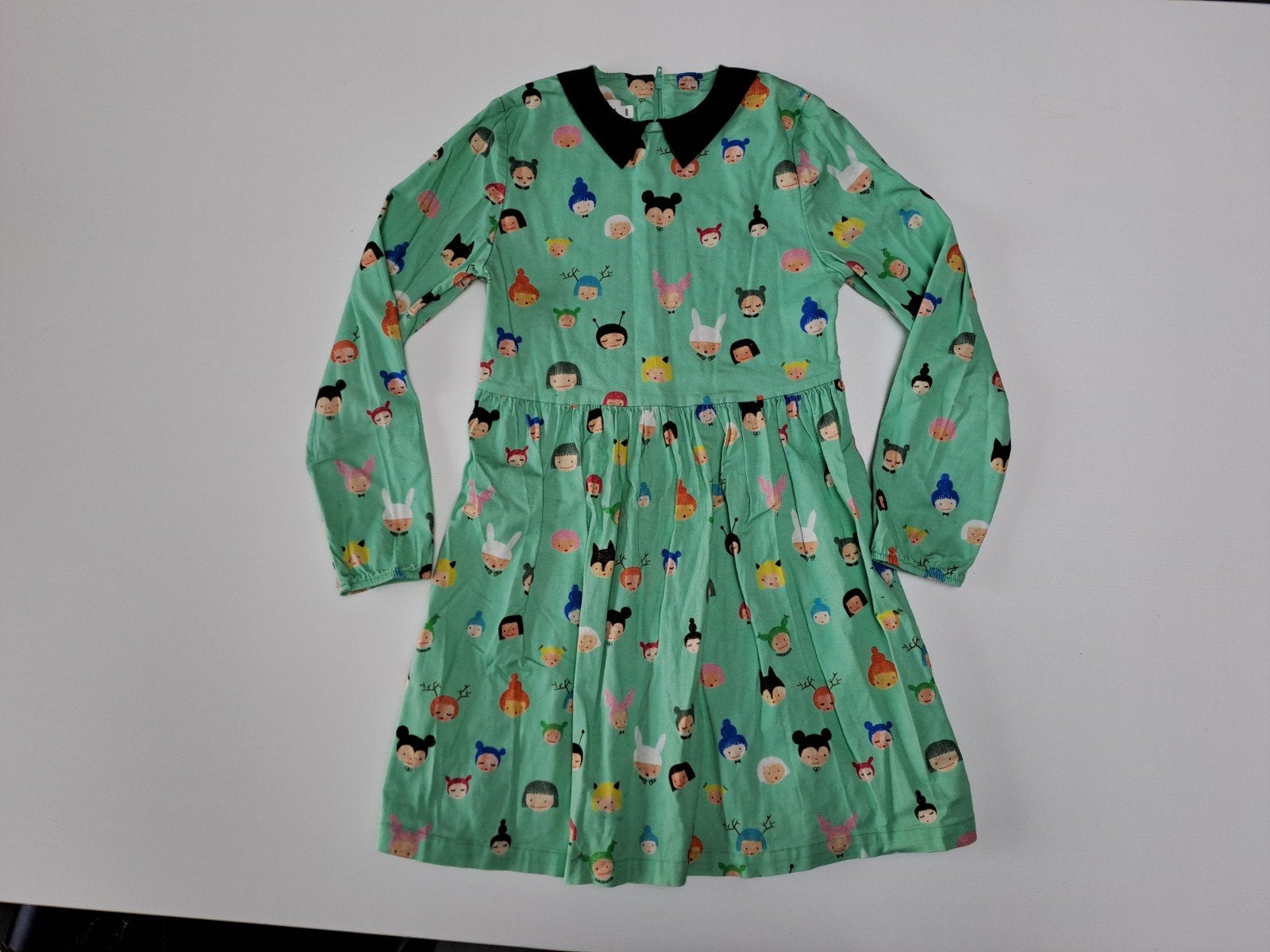 Mt 8j Turquoise jurk met lange mouwen en allerlei gezichtjes, Gebruikt, Meisje, Ophalen of Verzenden, Jurk of Rok