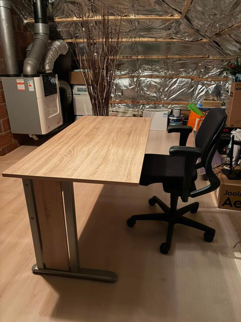 Bureau hout met stalen poten, Ophalen, Zo goed als nieuw, Hout