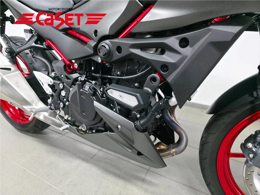 Kawasaki Z 500 (bj 2024), Motoren, Bedrijf, 451 cc, Overig, 12 t/m 35 kW