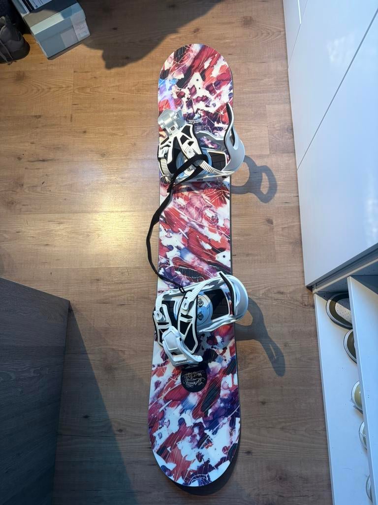 Snowboard met snowboots en tas, Sport en Fitness, Ophalen, Zo goed als nieuw, Snowboots