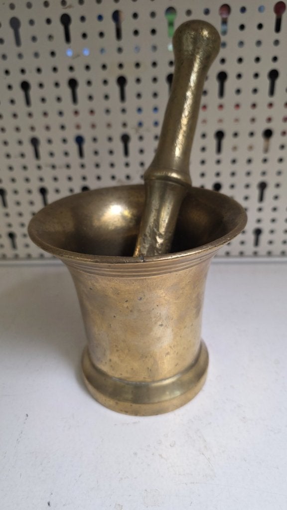 Antieke zware vijzel met stamper