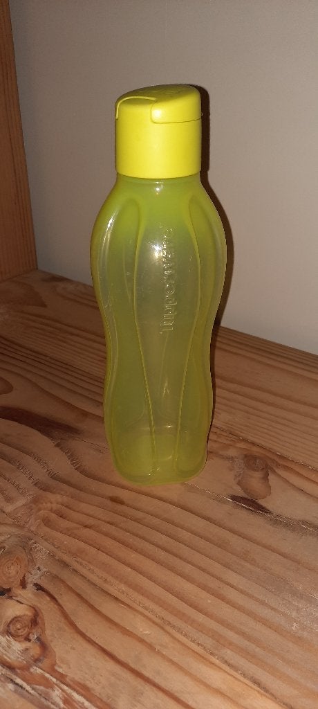 Bouteille à boire Tupperware 750 ml, Maison & Meubles, Cuisine| Tupperware, Enlèvement ou Envoi, Comme neuf, 750 ml, Bouteille réutilisable