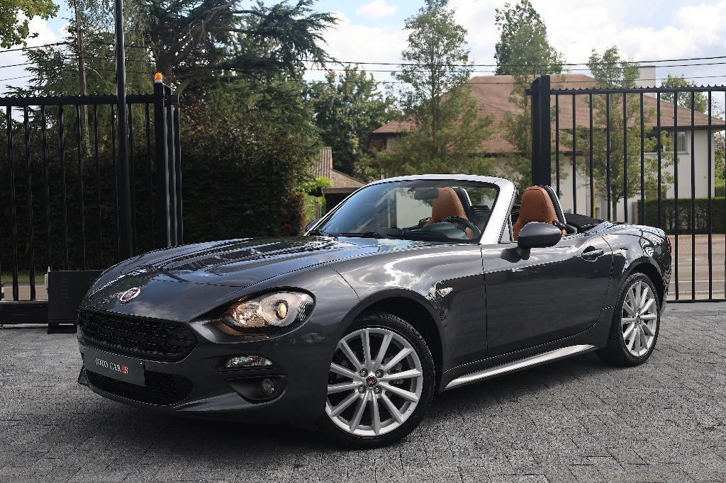 Fiat 124 Spider 1.4iA Automaat | Camera, Auto's, Automaat, Parkeersensor, Cabriolet, Leder