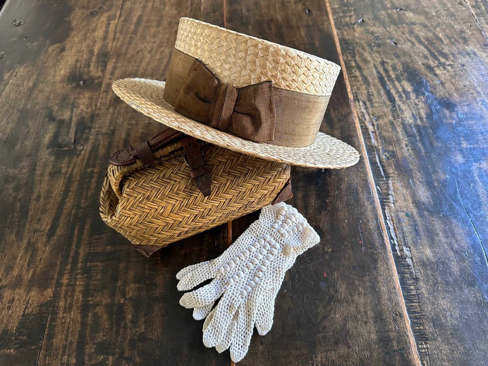 Chapeau de paille « Straw » et sac Epoque coloniale Congo, Afrique, Enlèvement ou Envoi, Sculpture