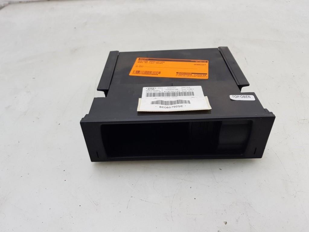 AUX/USB POORT Audi A3 Sportback (8PA) (01-2004/03-2013), Auto-onderdelen, Info@audi.de, Audi, Audi AG, Gebruikt