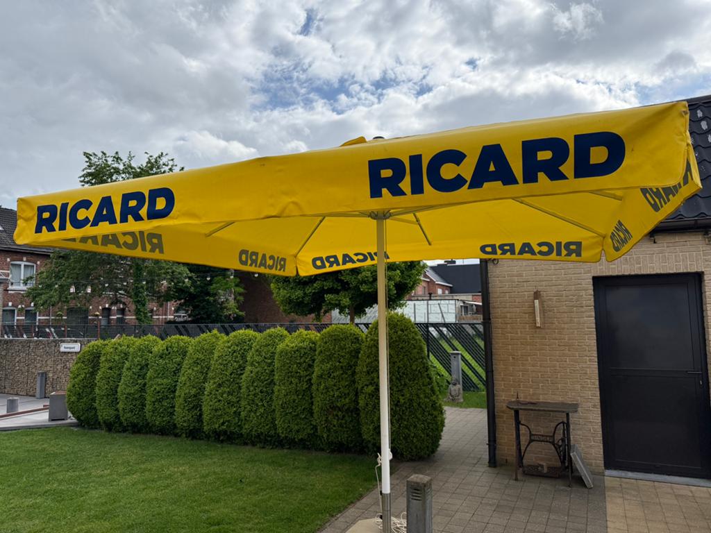 Horeca parasol Ricard met voet., Ophalen, Zo goed als nieuw, Waterdicht, Stokparasol