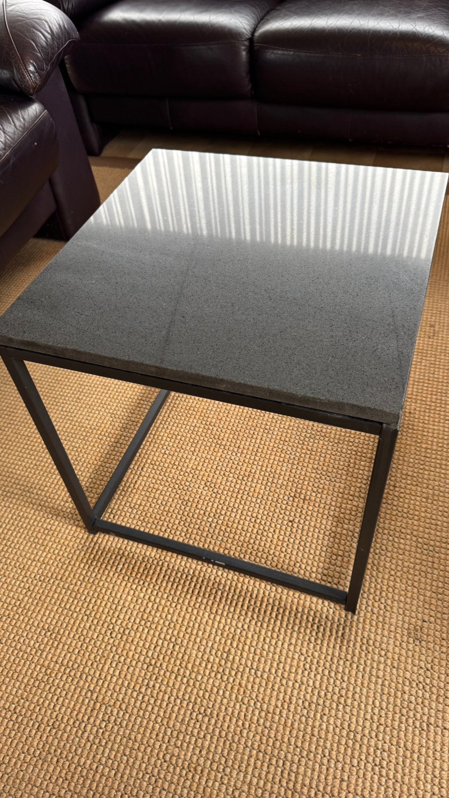 Moderne Salontafel met Stenen Blad en Zwart Metalen Frame, Huis en Inrichting, Ophalen, Zo goed als nieuw, Metaal