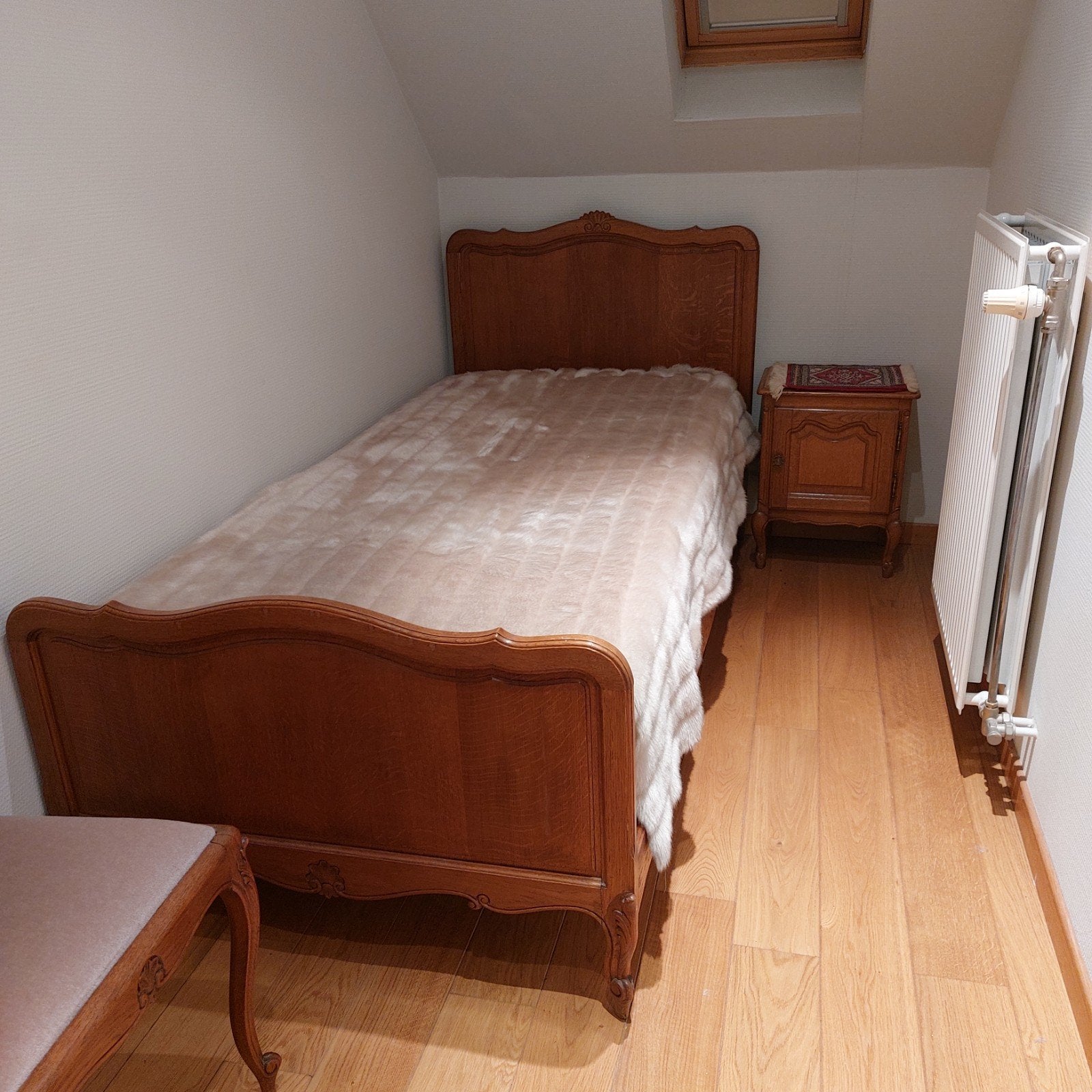 Eenpersoonsbed. Handgemaakt in eik, Huis en Inrichting, Ophalen
