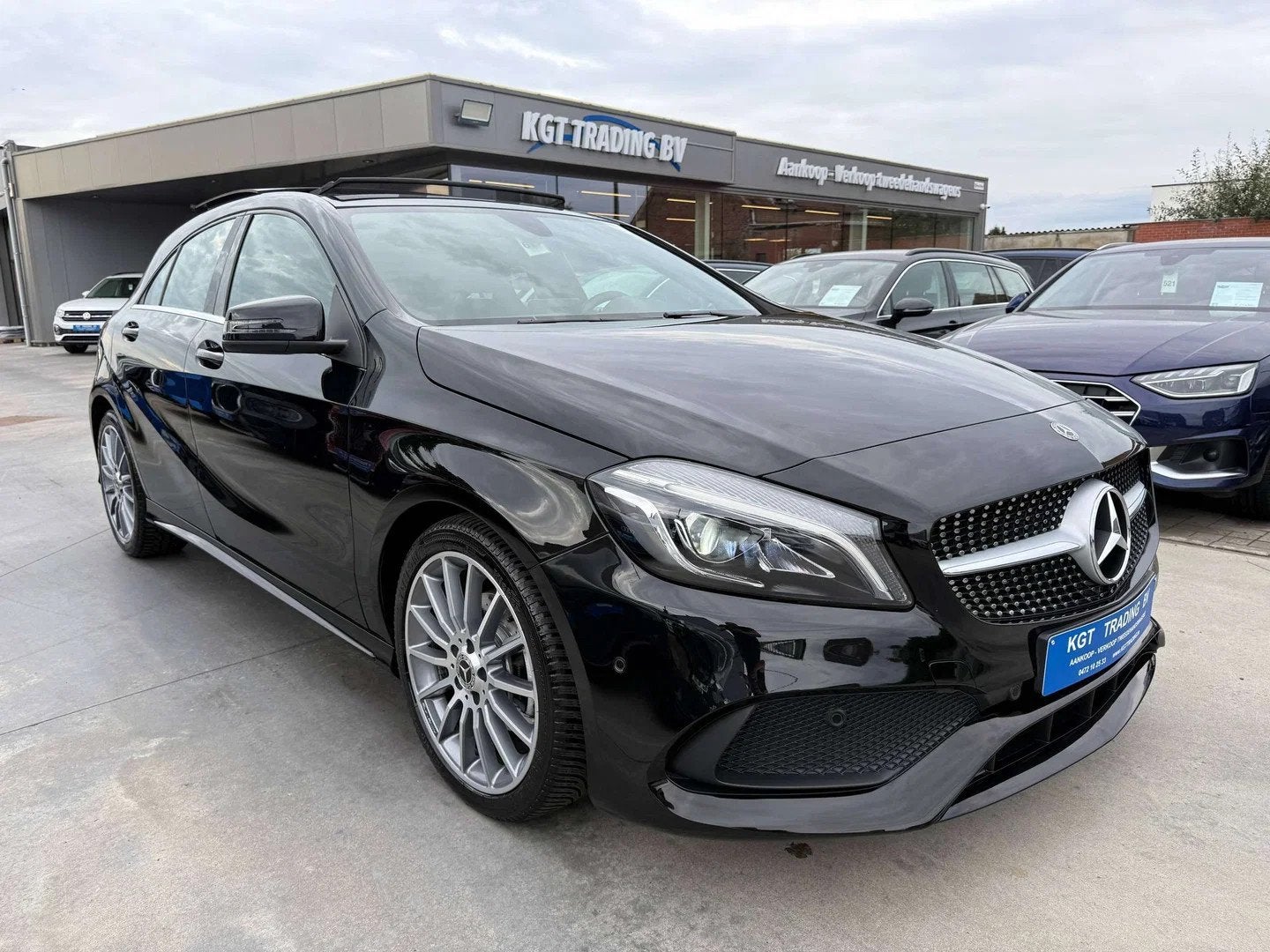 Mercedes-Benz A-CLASS 160 i AMG-LINE NAVIGATIE OPENDAK ZWART, Auto's, 75 kW, Gebruikt, 4 cilinders, Zwart