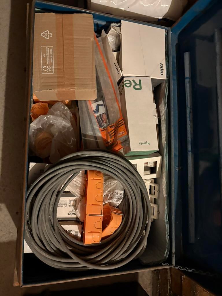 Groot lot elektriciteitsmateriaal (VOB, XVB, Niko, Wago), Ophalen, Zo goed als nieuw, Stopcontact