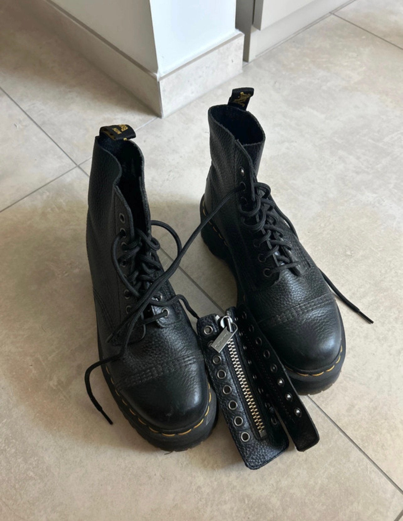 Dr. martens platteau, Ophalen, Zwart, Lage of Enkellaarzen, Zo goed als nieuw