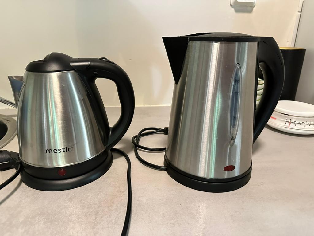 2 RVS waterkokers, 1000W en 2000W, Elektronische apparatuur, Waterkokers, Ophalen of Verzenden, Gebruikt, Draadloos