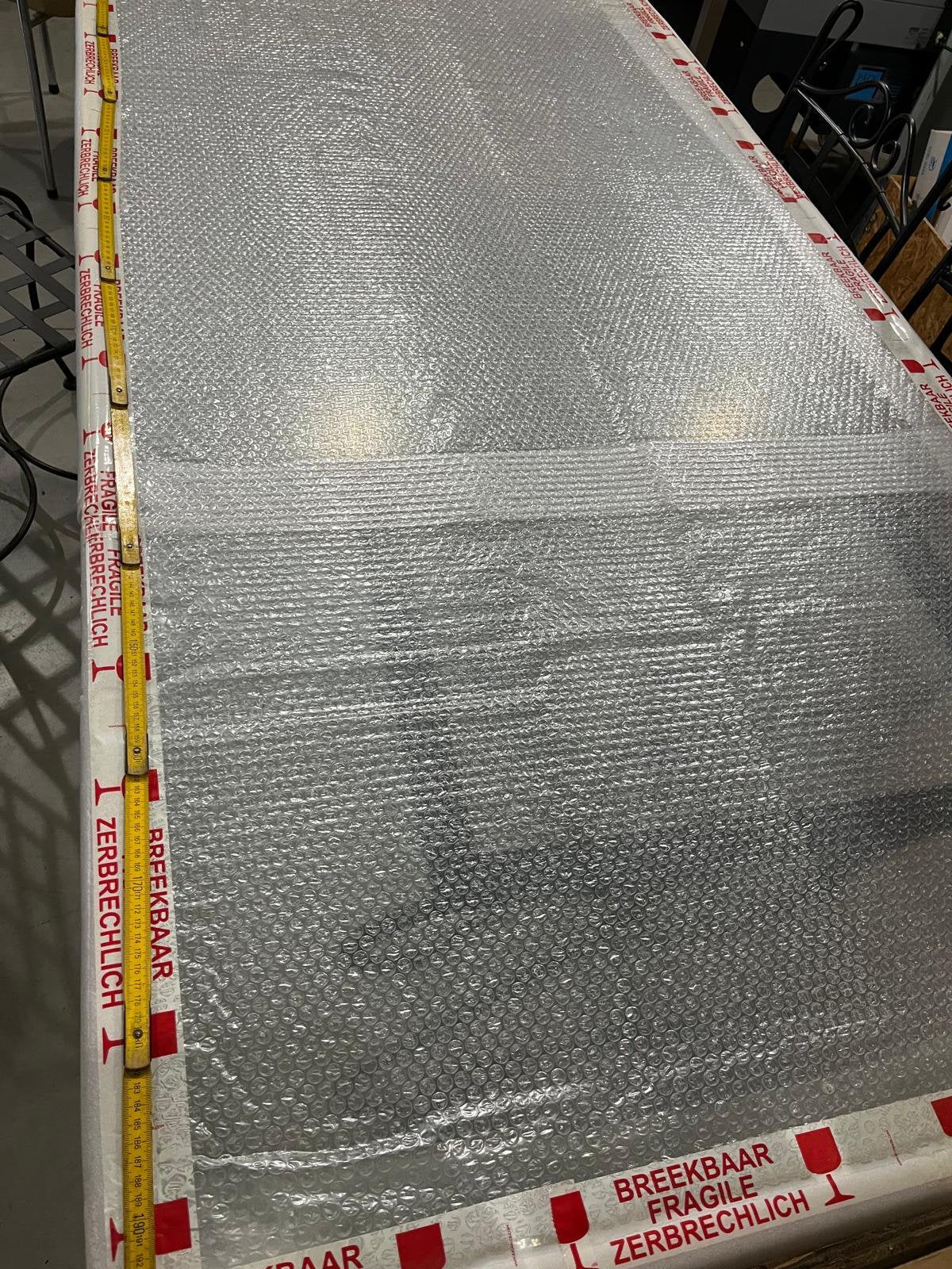 Stijlvolle metalen tafel met glazen tafelblad + 6 stoelen, Ophalen, Zo goed als nieuw, Glas, Tafelblad