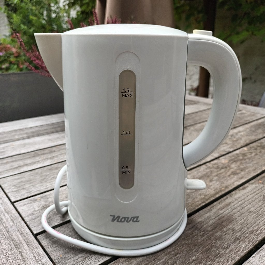 Bouilloire électrique blanche de marque Nova, 1,5 l, Electroménager, 1 à 2 litres, Enlèvement, Comme neuf