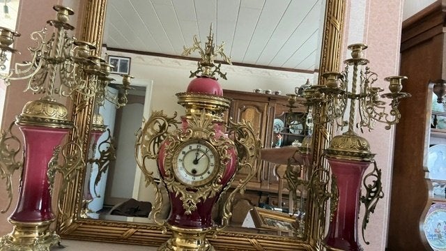 Ensemble d'horloges de cheminée de style Napoléon III, Enlèvement