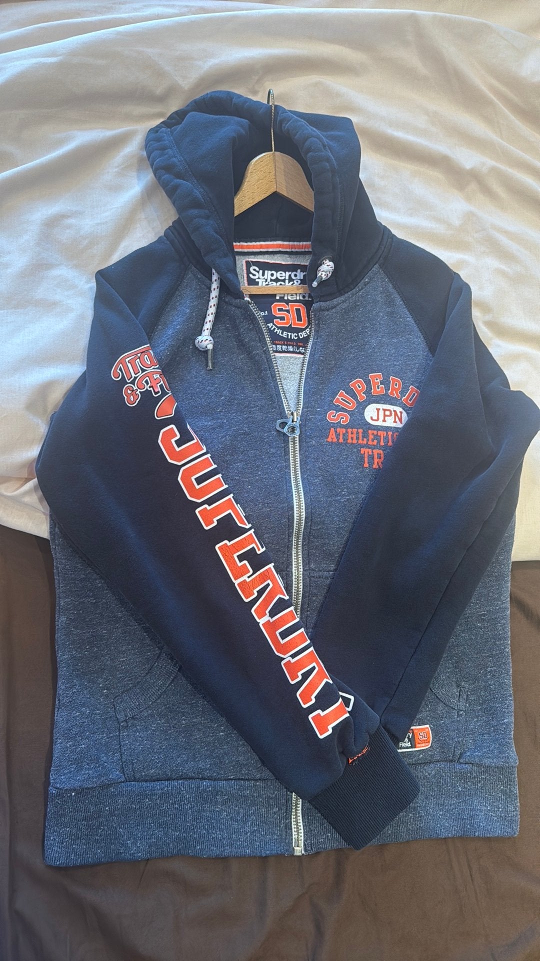 Sweat Superdry, Enlèvement, Porté