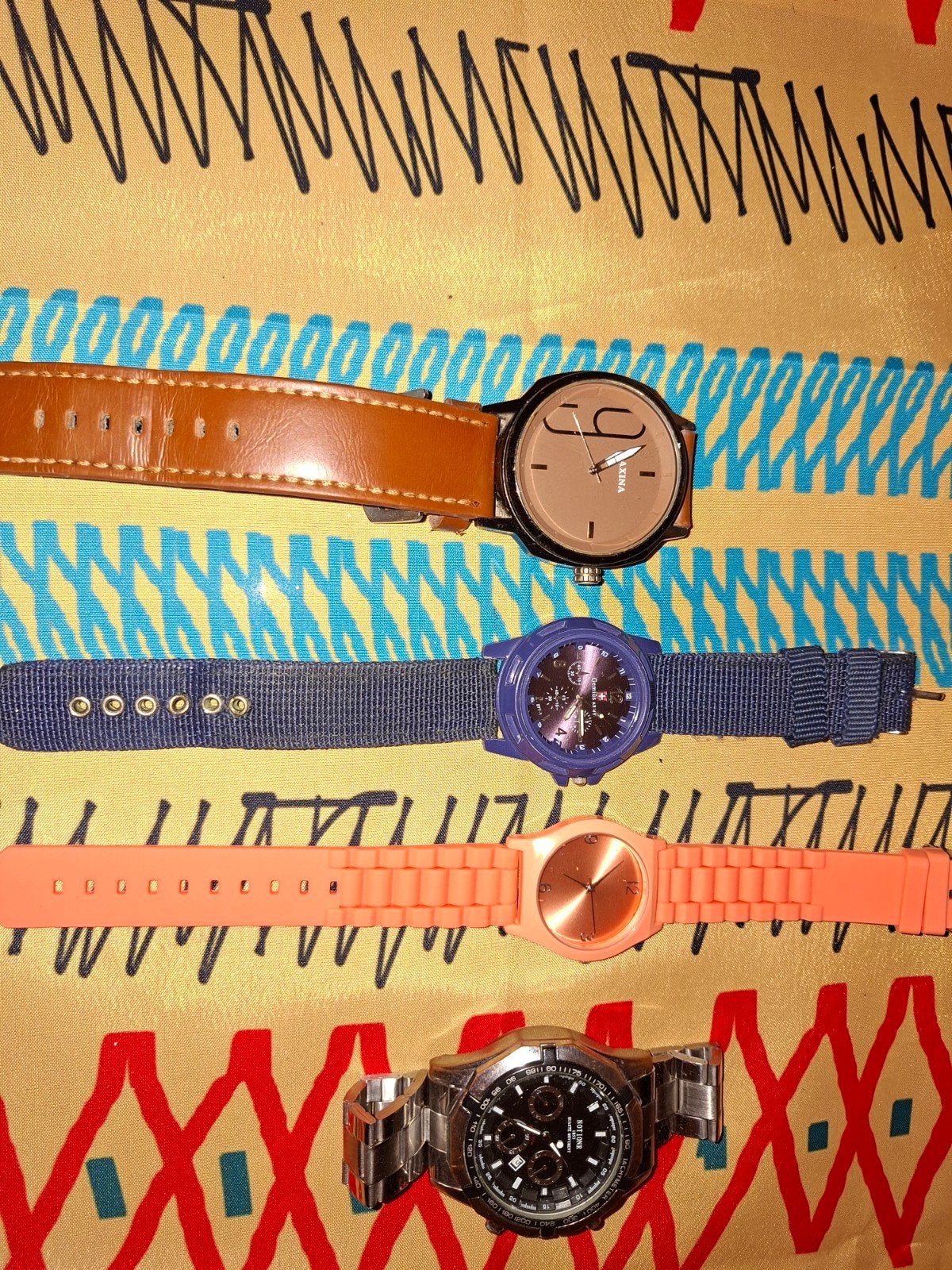 Lot de 4 montres piles neuves., Enlèvement