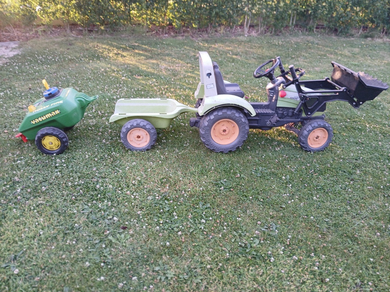 Traptraktor met schep vooraan en aanhangwagens. ., Ophalen of Verzenden