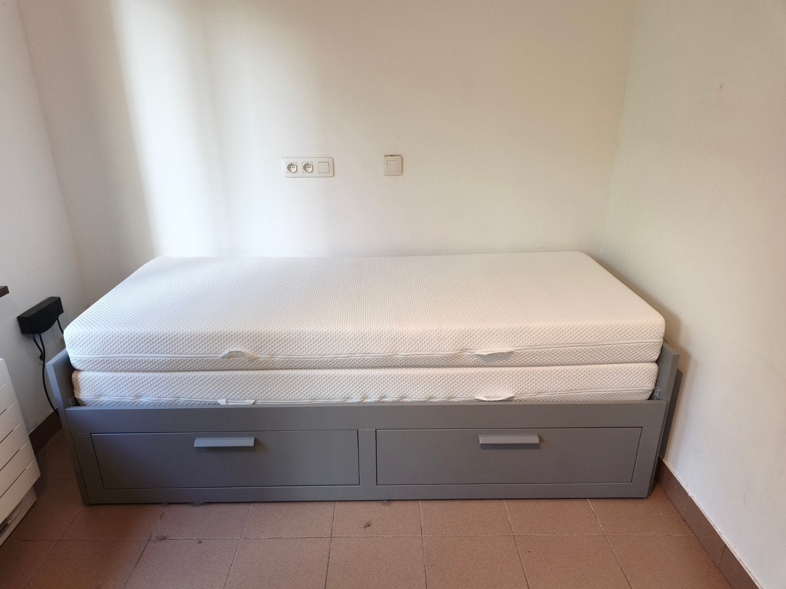bedbank Brimnes met de 2 matrassen en met 2 lades, Ophalen, Grijs