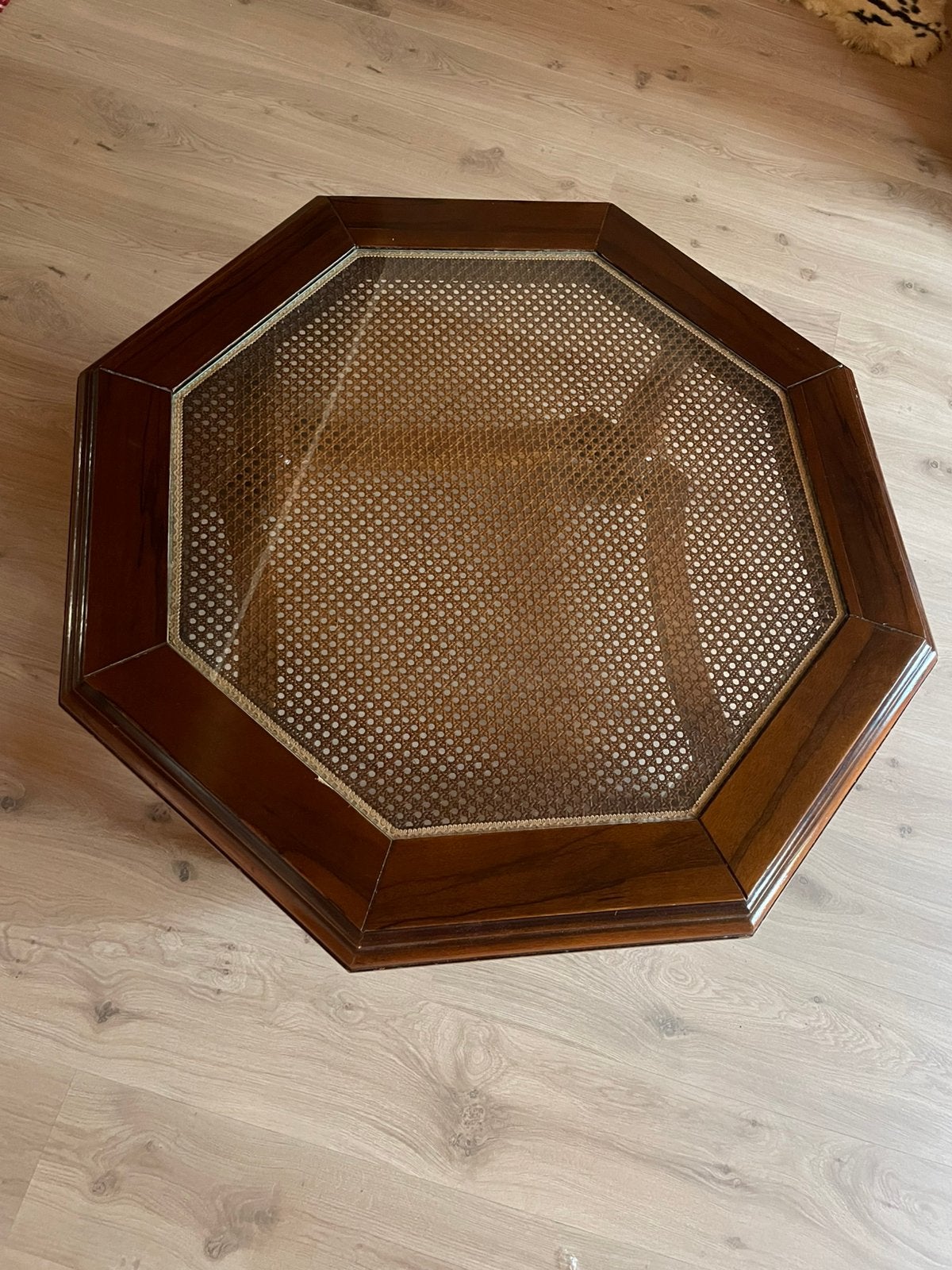 Table basse vintage avec plateau en rotin et verre - boho, 50 à 100 cm, Enlèvement, Utilisé, 50 à 100 cm