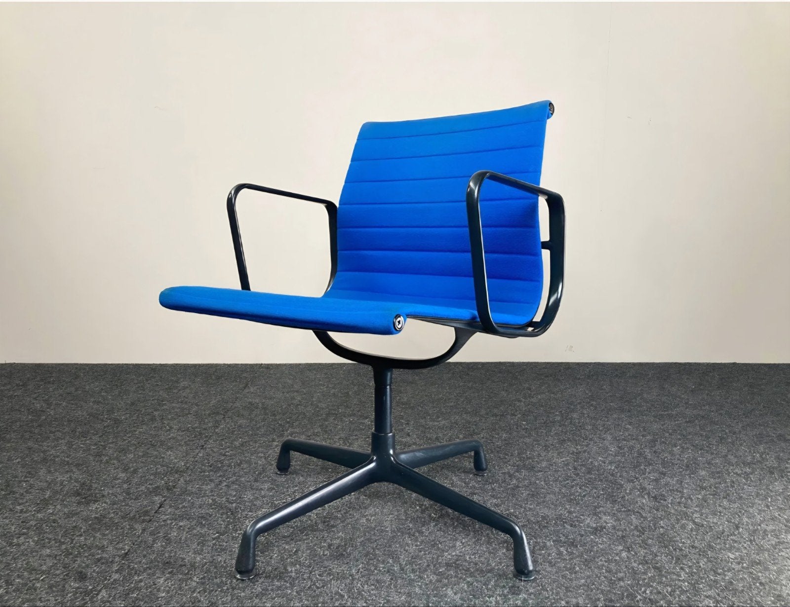 Chaise en aluminium Vitra EA208 — Charles & Ray Eames, Maison & Meubles, Chaises de bureau, Utilisé, Chaise de bureau, Bleu, Enlèvement