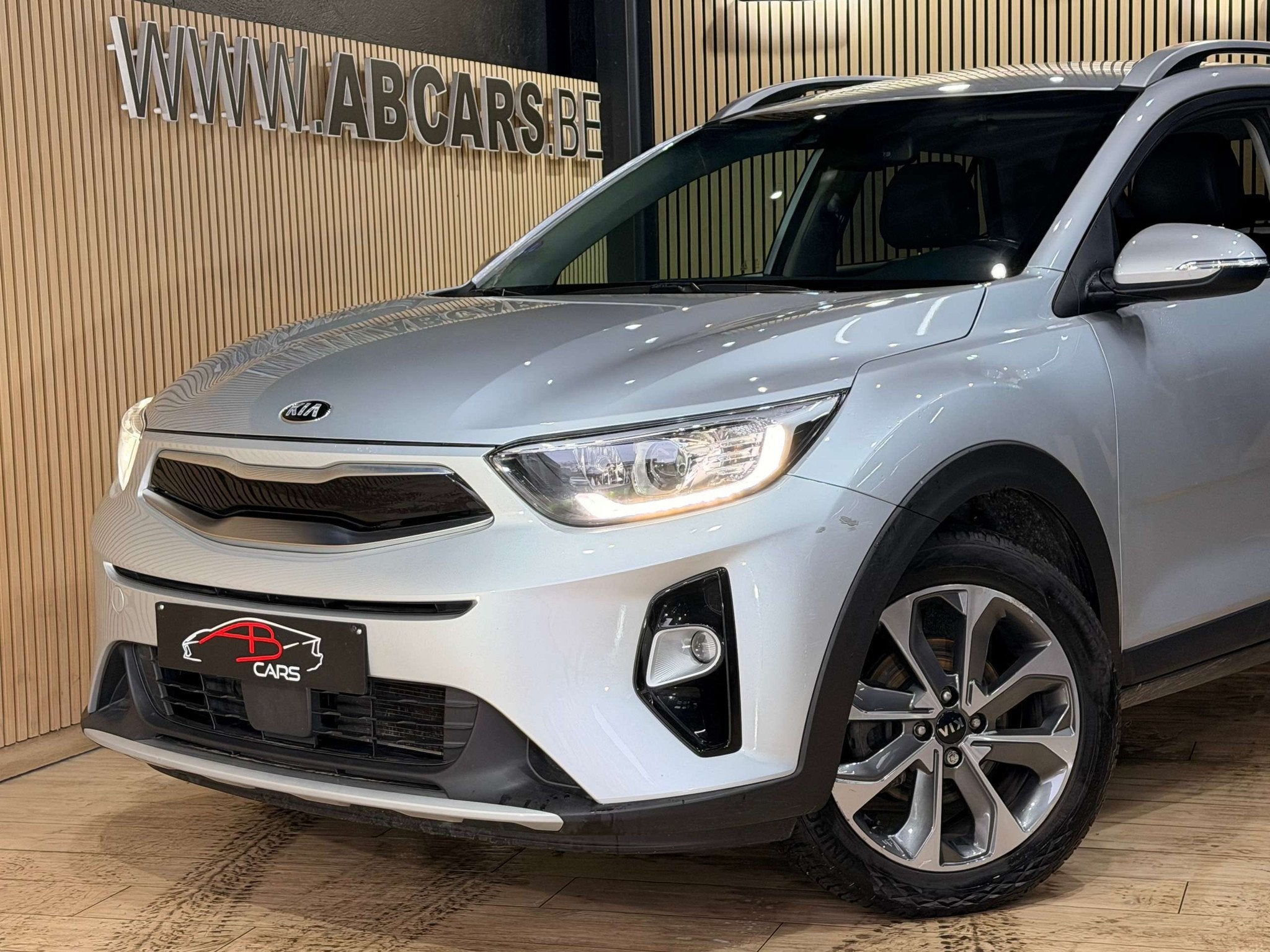 Kia Stonic 1.4i * GARANTIE 12 MOIS * 1ER PROP *, Autos, Kia, Cuir, Achat, Euro 6, Entreprise