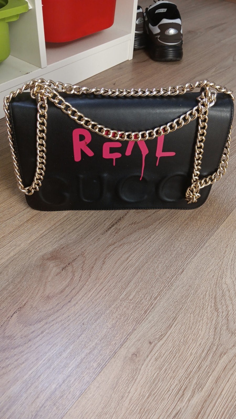 Cucci tas, Enlèvement