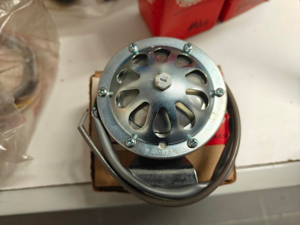 Claxon Assy Honda 38100-099-600

Mitsubishi 6V ST50 Z50 CZ10, Ophalen of Verzenden