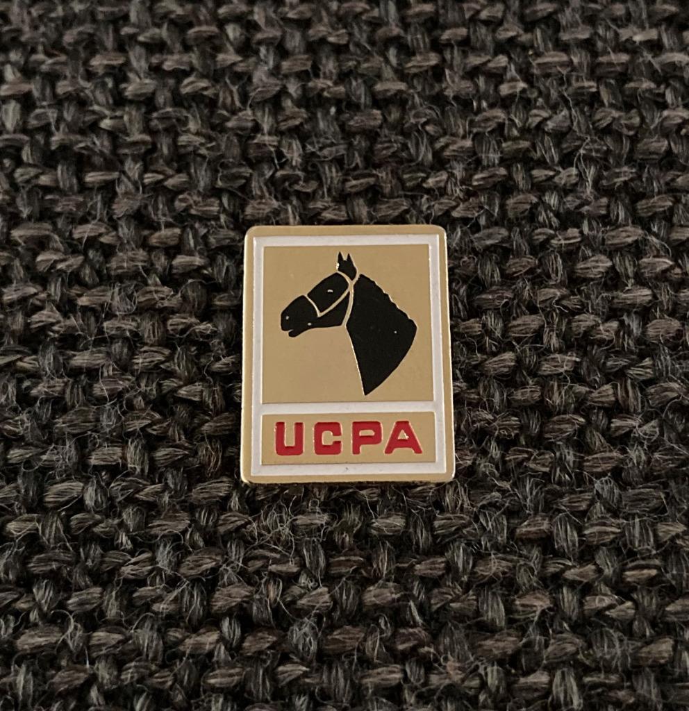PIN - UCPA - PAARD - HORSE - CHEVAL, Envoi, Utilisé, Sport, Insigne ou Pin's