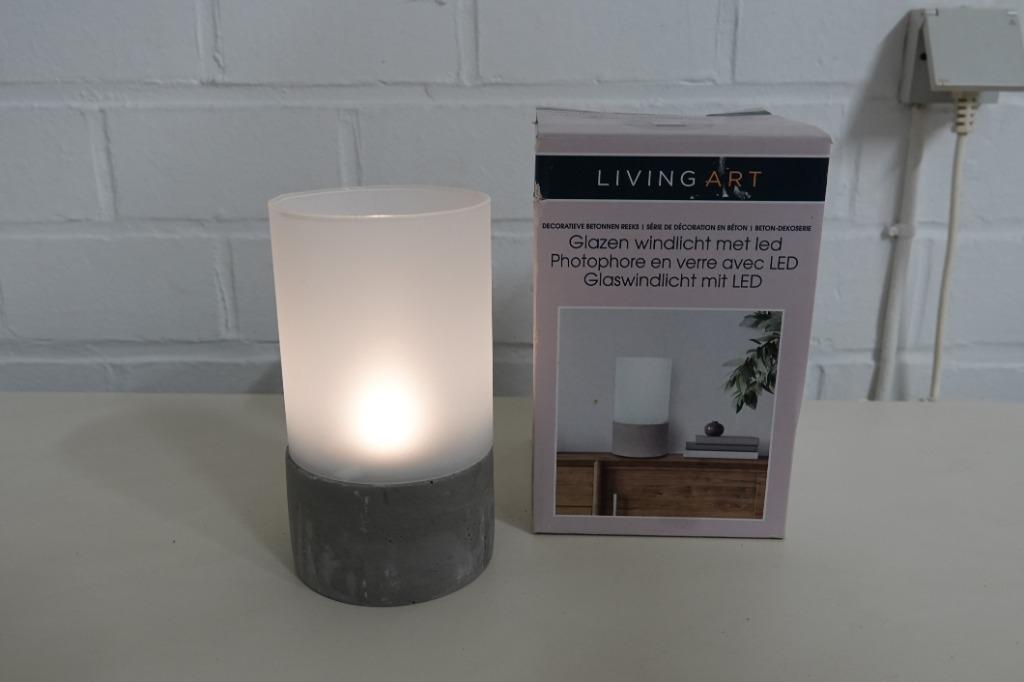 Glazen windlicht led met betonvoet  Living art, Huis en Inrichting, Ophalen of Verzenden, Gebruikt