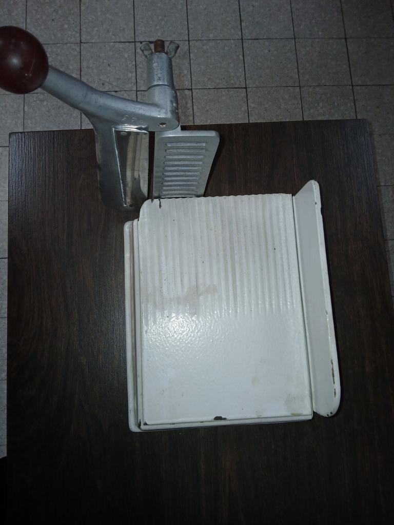 Oud kaassnijmachine, Enlèvement