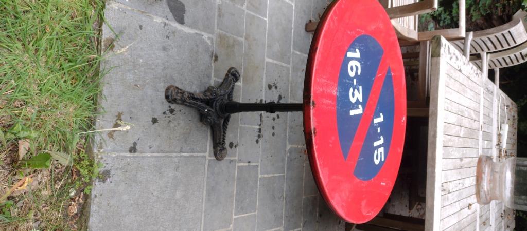 Emaille bord 1969 op gietijzeren voet. Tafeltje diameter 70, Enlèvement, Utilisé, Rond, Métal