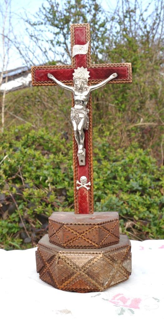 crucifix tramp art bois et velours, Ophalen of Verzenden